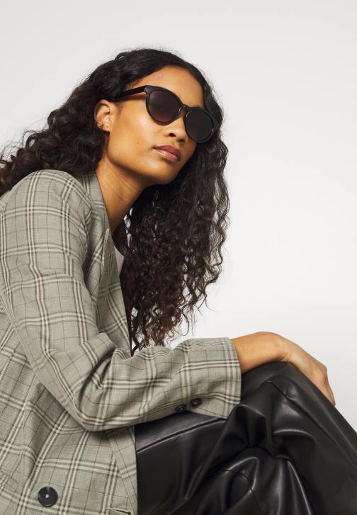 PN6V2686 ženy Anna Field sluneční brýle černé